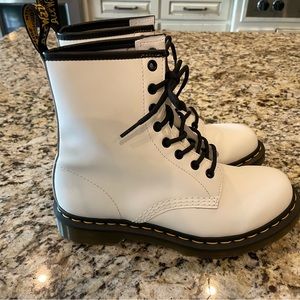 Dr. Martens 1460 Smooth Leather Lace up Boots size 8 NEW